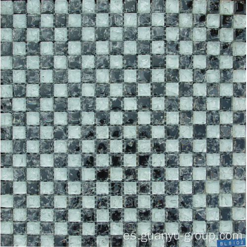 Azulejo de mosaico agrietado de cristal blanco y negro